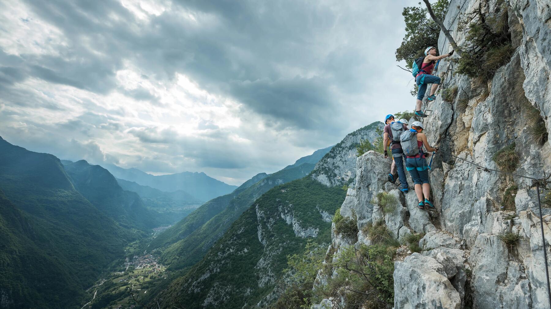 Wanderer steigen auf zur Hohen Scharte auf, dem Einstieg des Königsjodler Klettersteigs.