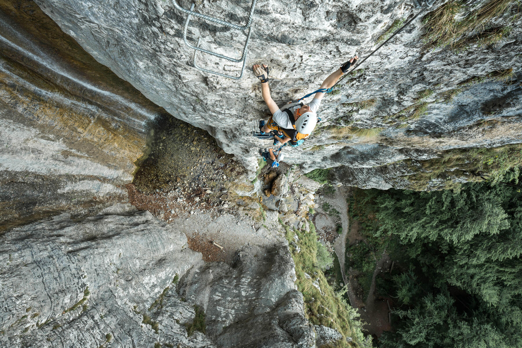 Klettersteig Anfängerin ist gesichert vorm tiefen Fall beim  Via Ferrata