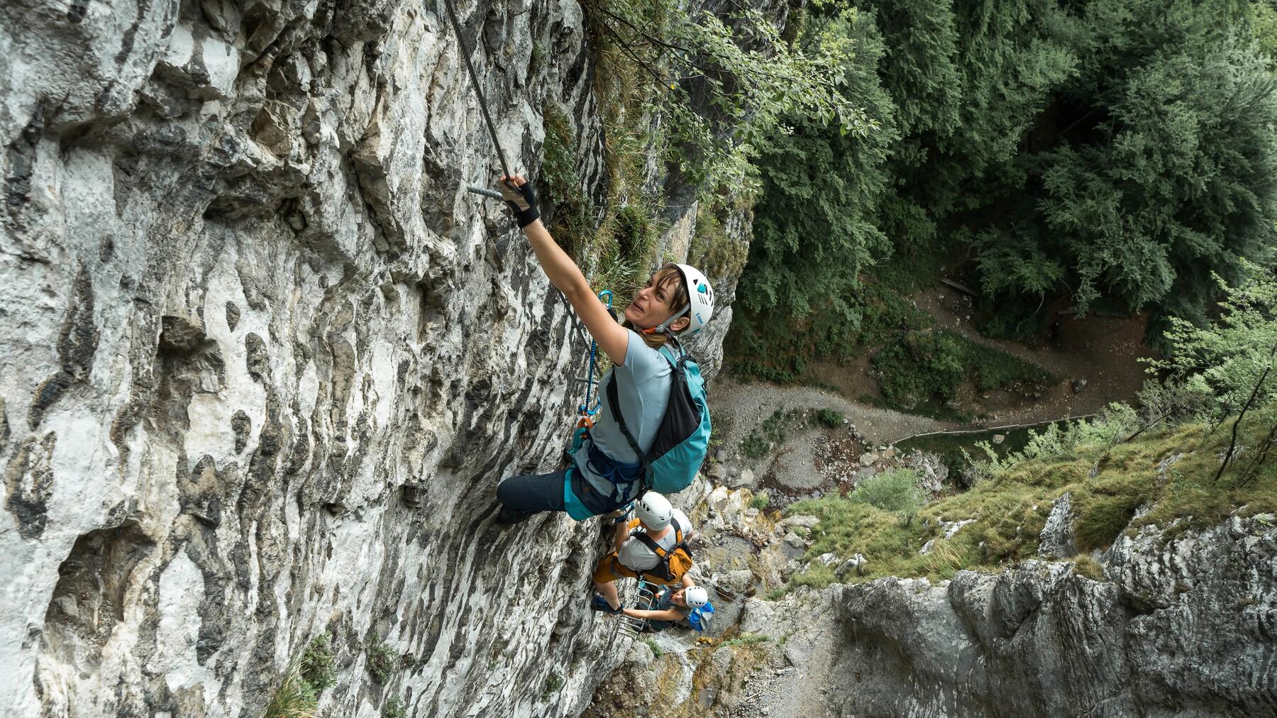 Anspruchsvolle Schlüsselstelle am Tegelberg Klettersteig mit Blick in die Tiefe