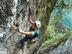 praticante de via ferrata em escadas