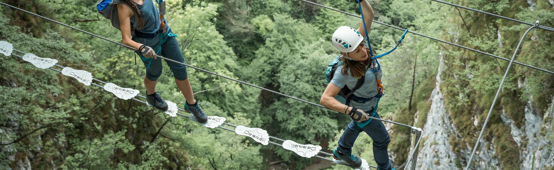 praticante de via ferrata