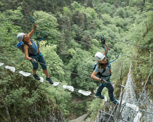 praticante de via ferrata