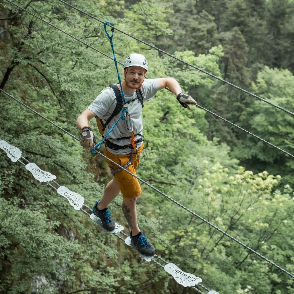 Prilba Rock na lezenie a alpinizmus sivá