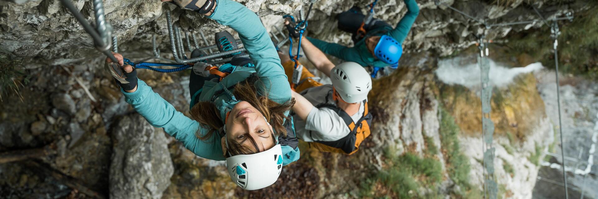 Bergsteiger klettert gut gesichert in einer senkrechten, anspruchsvollen Wandpassage der Kategorie D am Hochkönig.
