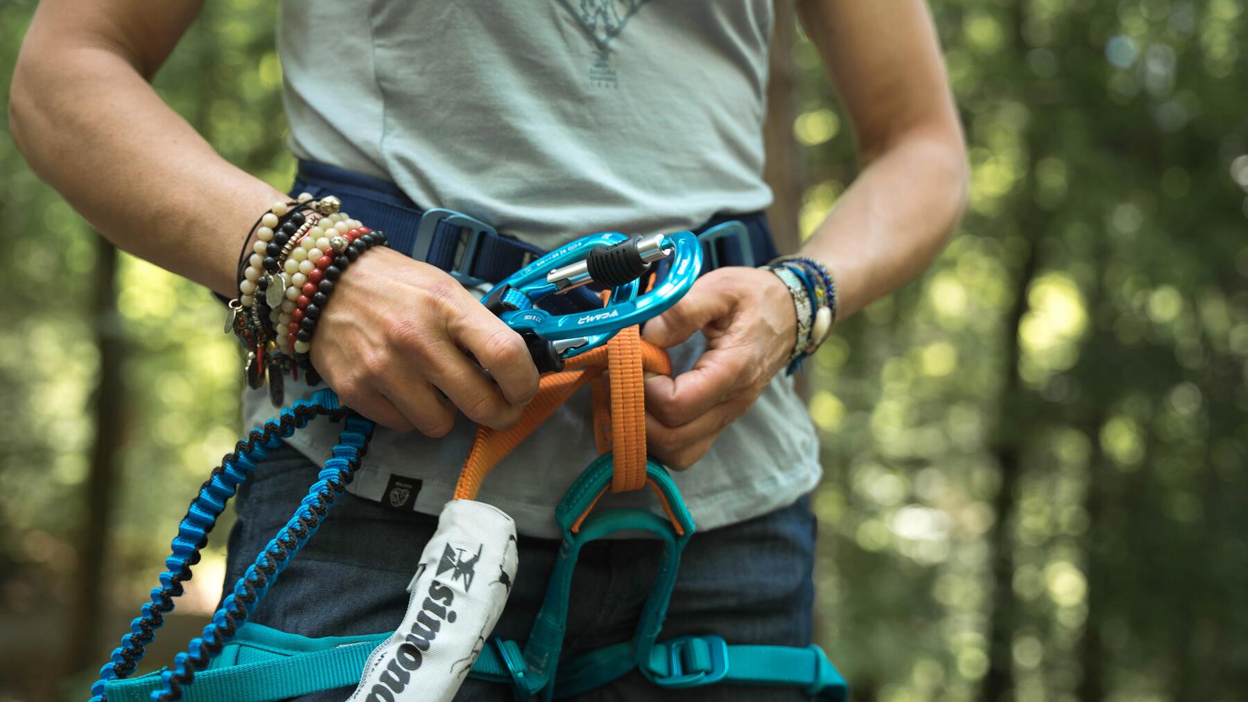 Komplette Klettersteigausrüstung bestehend aus Klettergurt, Y-Klettersteigset mit Karabinern und Rastschlinge.