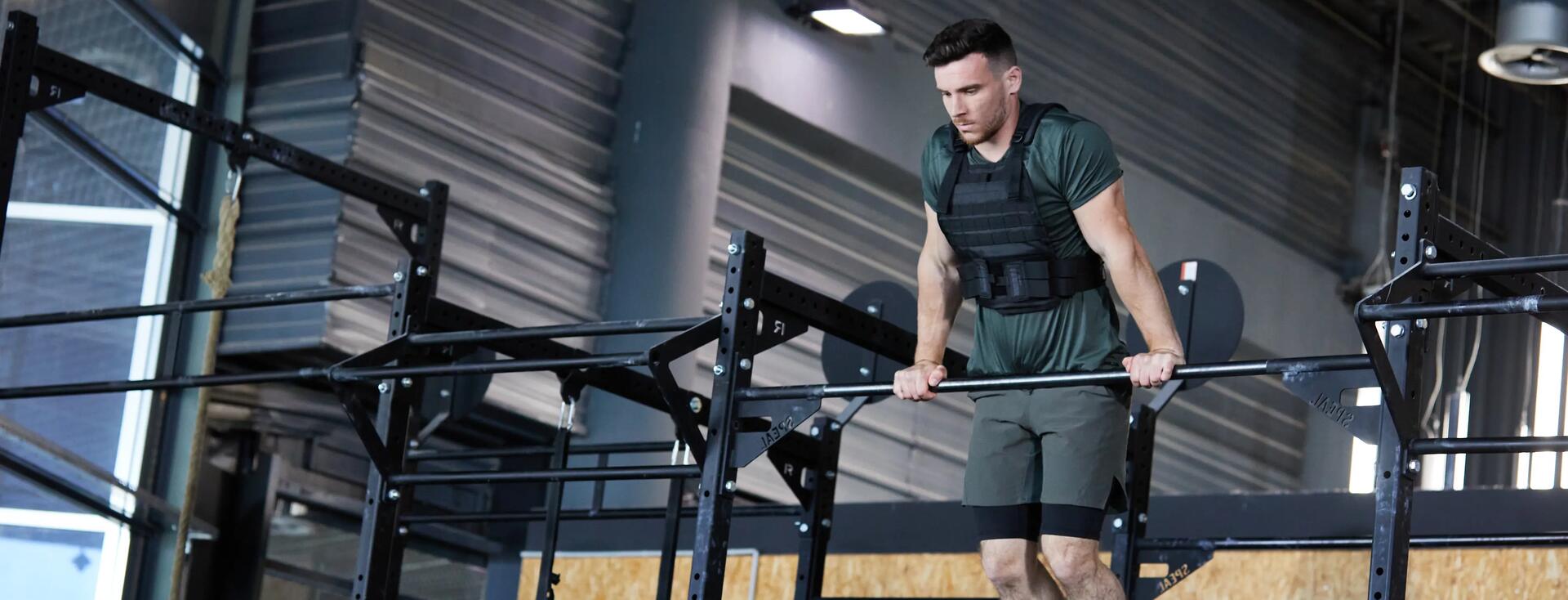 Hombre haciendo ejercicio Muscle up