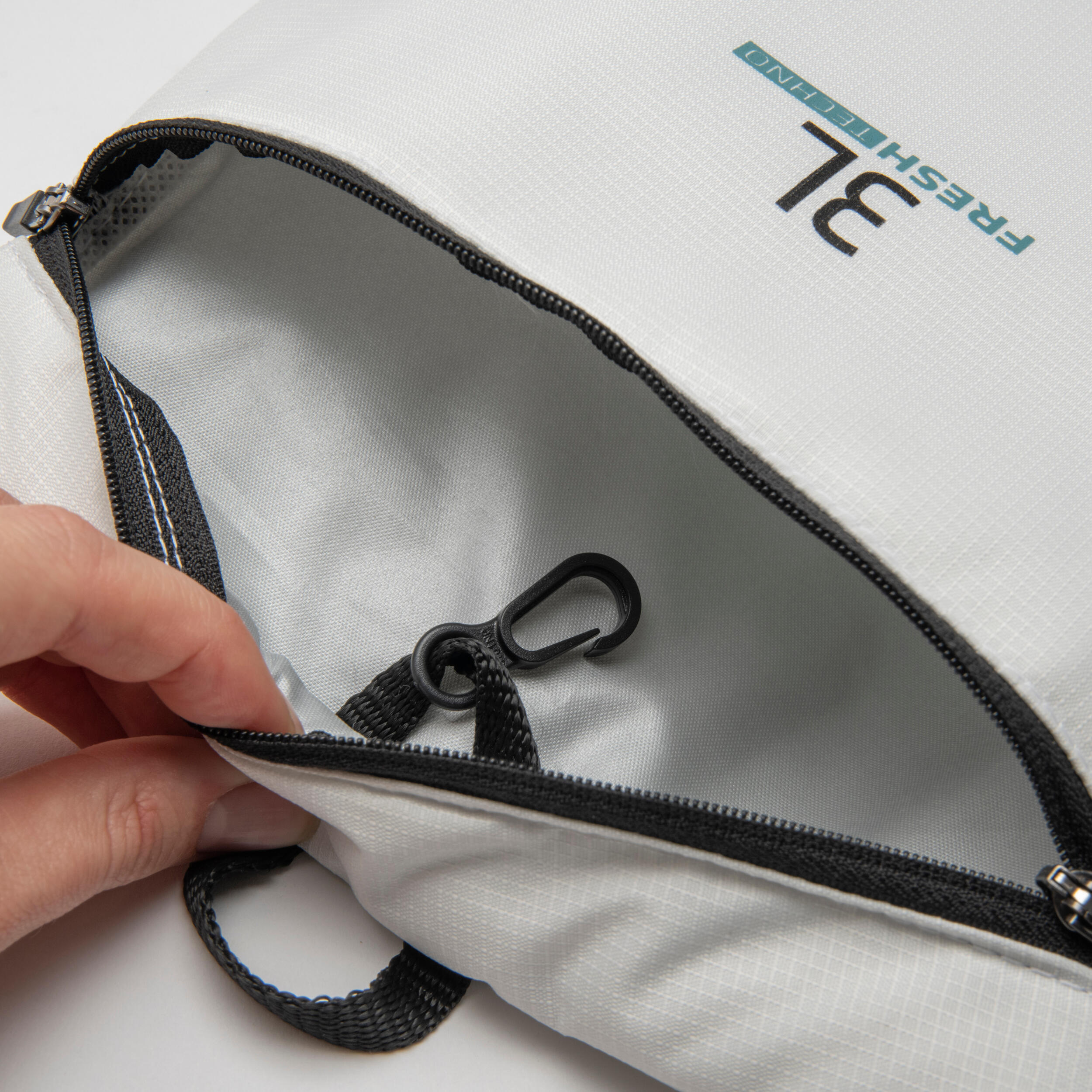Housse Isotherme Pour Poche à Eau 2L - Tissu Oxford Noir, Fermeture Velcro, Garde L'eau Froide (vessie Non Incluse)