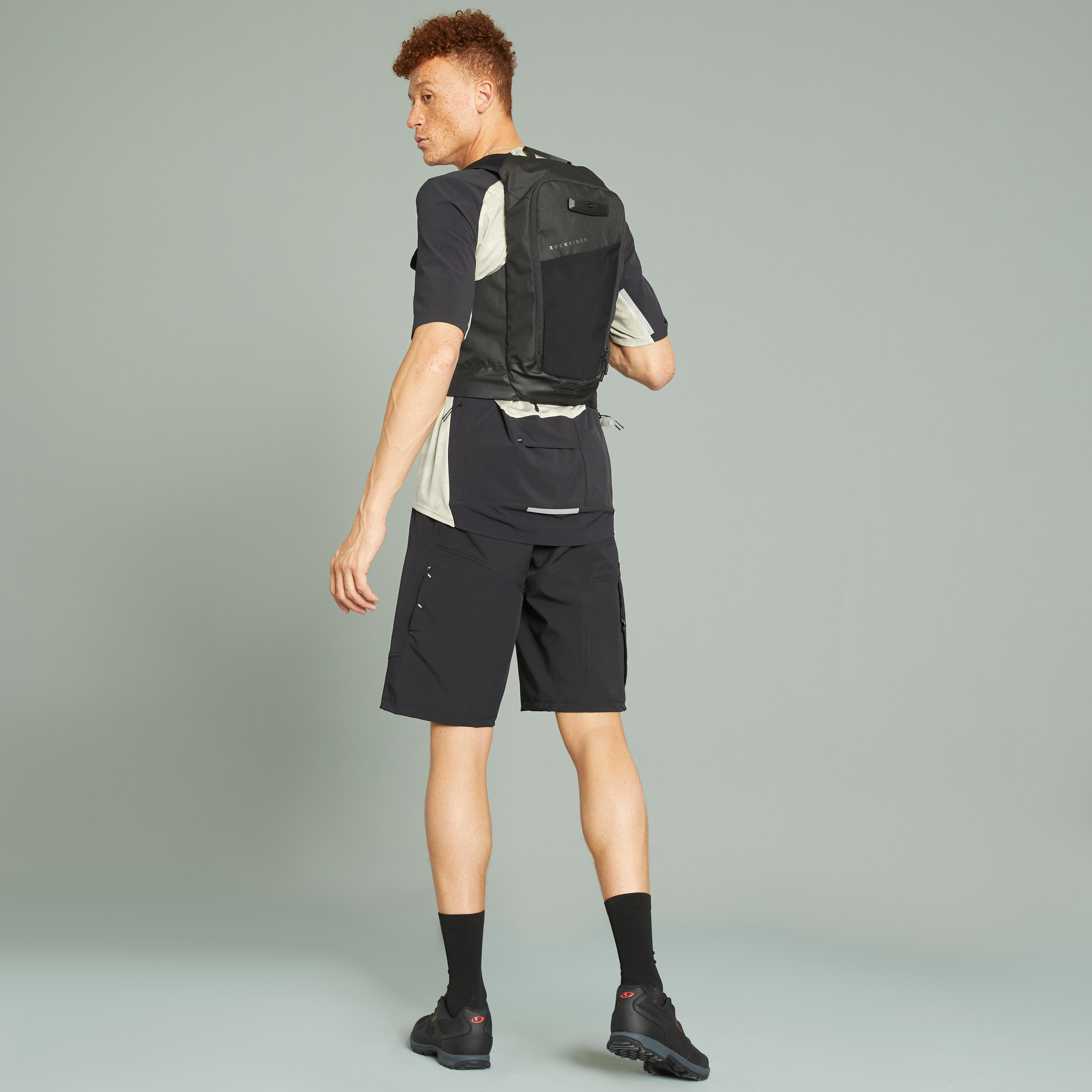 MEN'S BLACK CARGO SHORTS