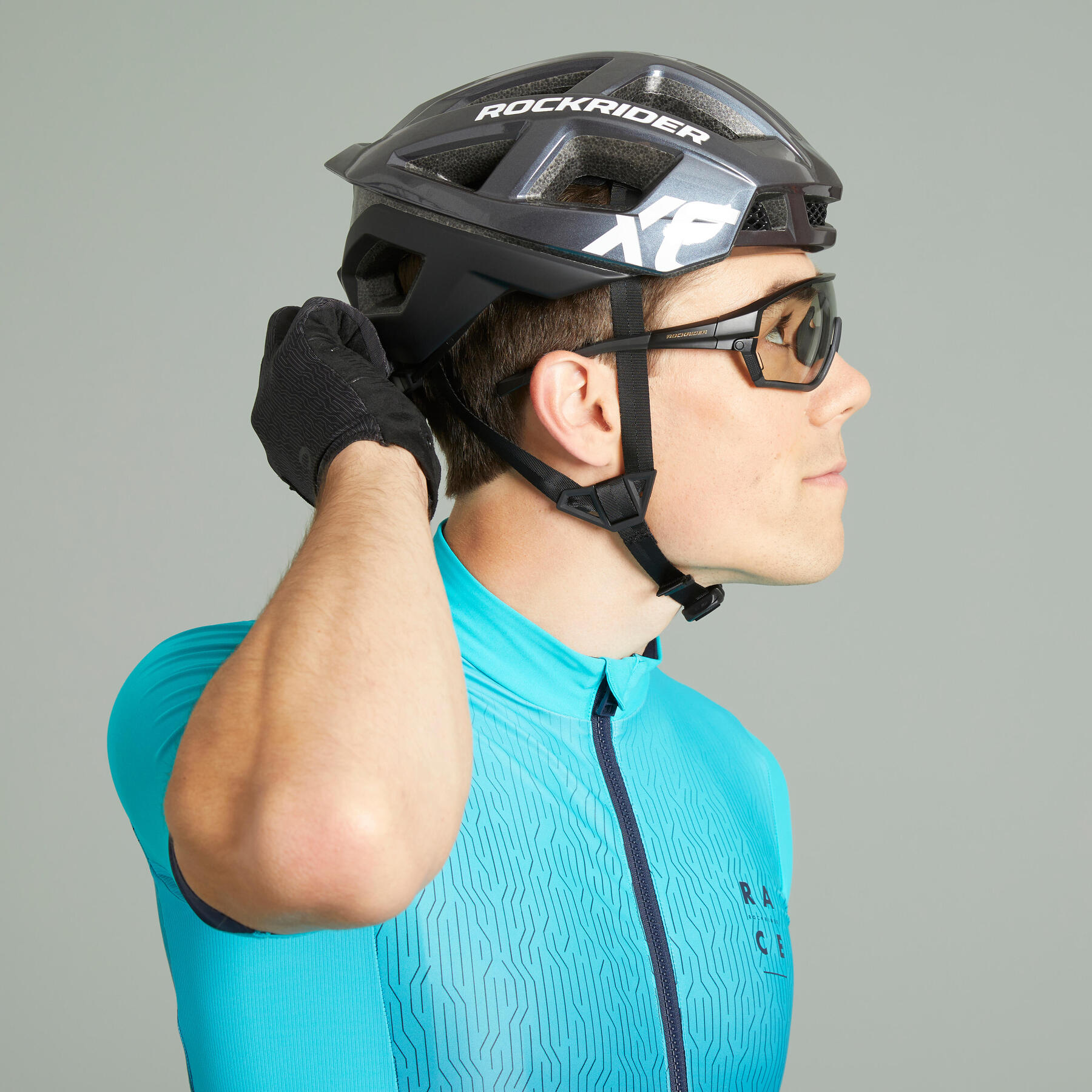Mężczyzna w okularach fotochromatycznymi poprawiający kask rowerowy