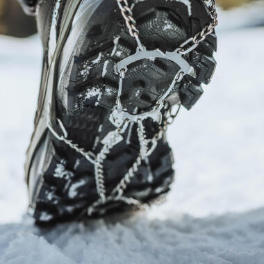 Crampons Gros Plan. Crampon Sur Des Bottes D'hiver Pour L'escalade