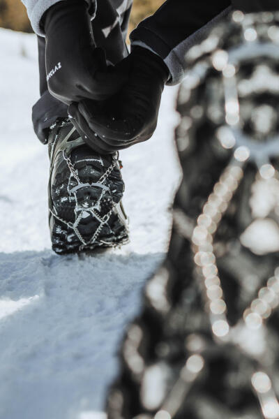 Hiking on snow: snowshoes or snow spikes? 