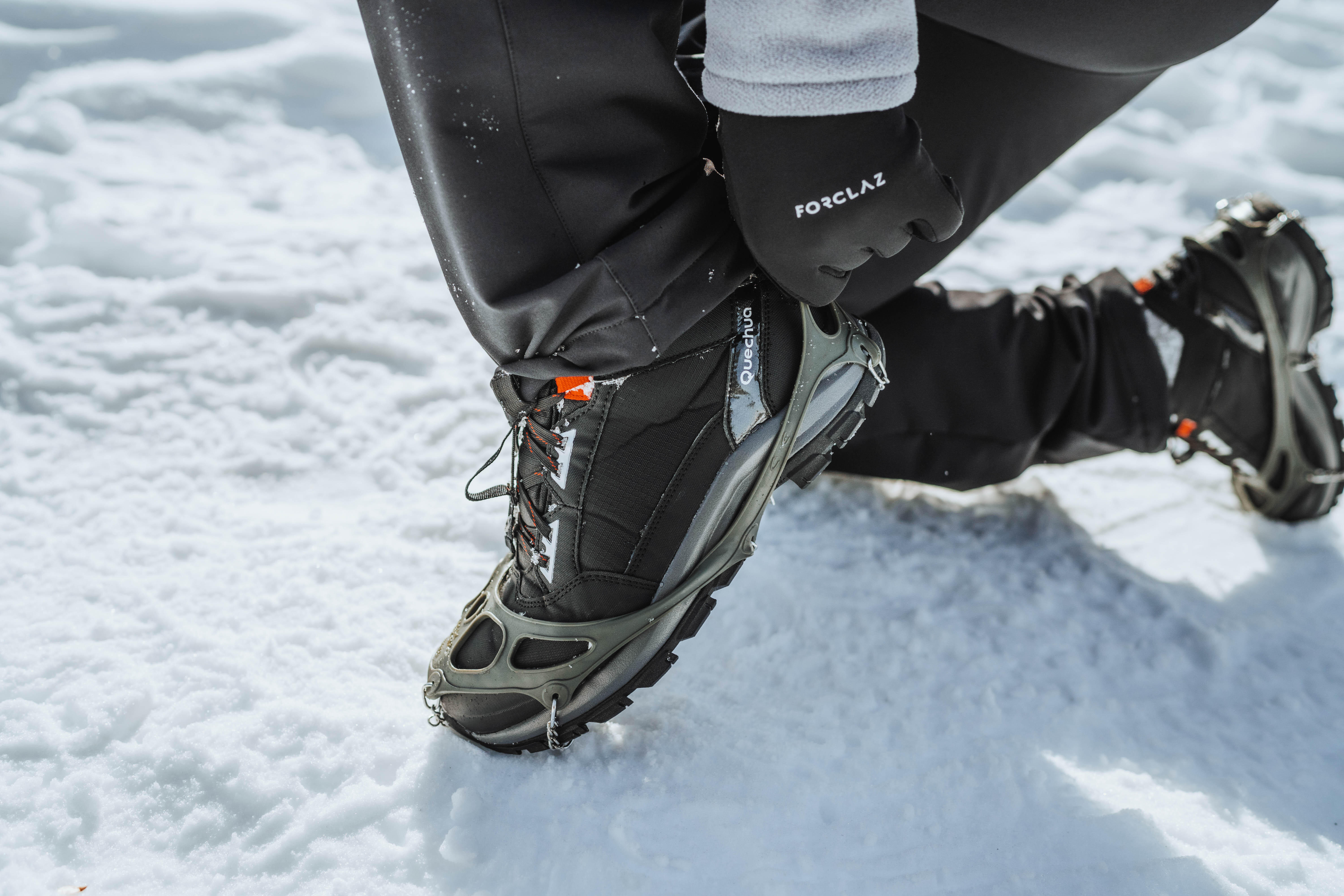 Nieve Calzado Para Alpinismo Un Excursionista Joven Vestidos
