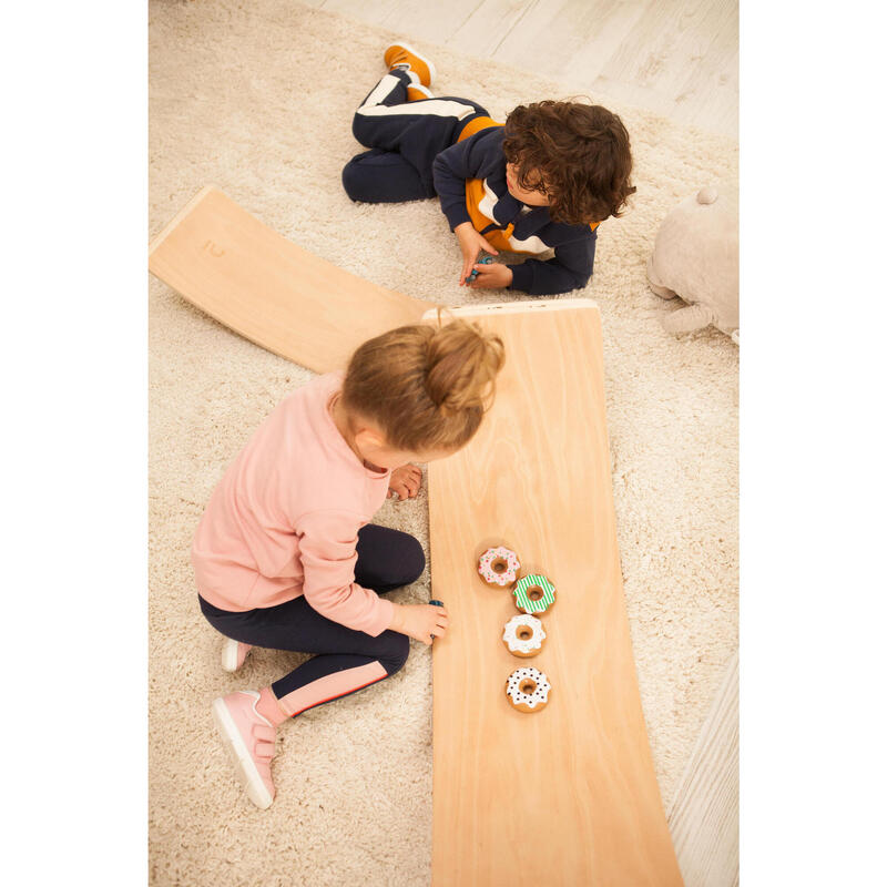 Decathlon ya tiene la tabla de equilibrio Montessori que estimula el  desarrollo de los niños (y a un buen precio)