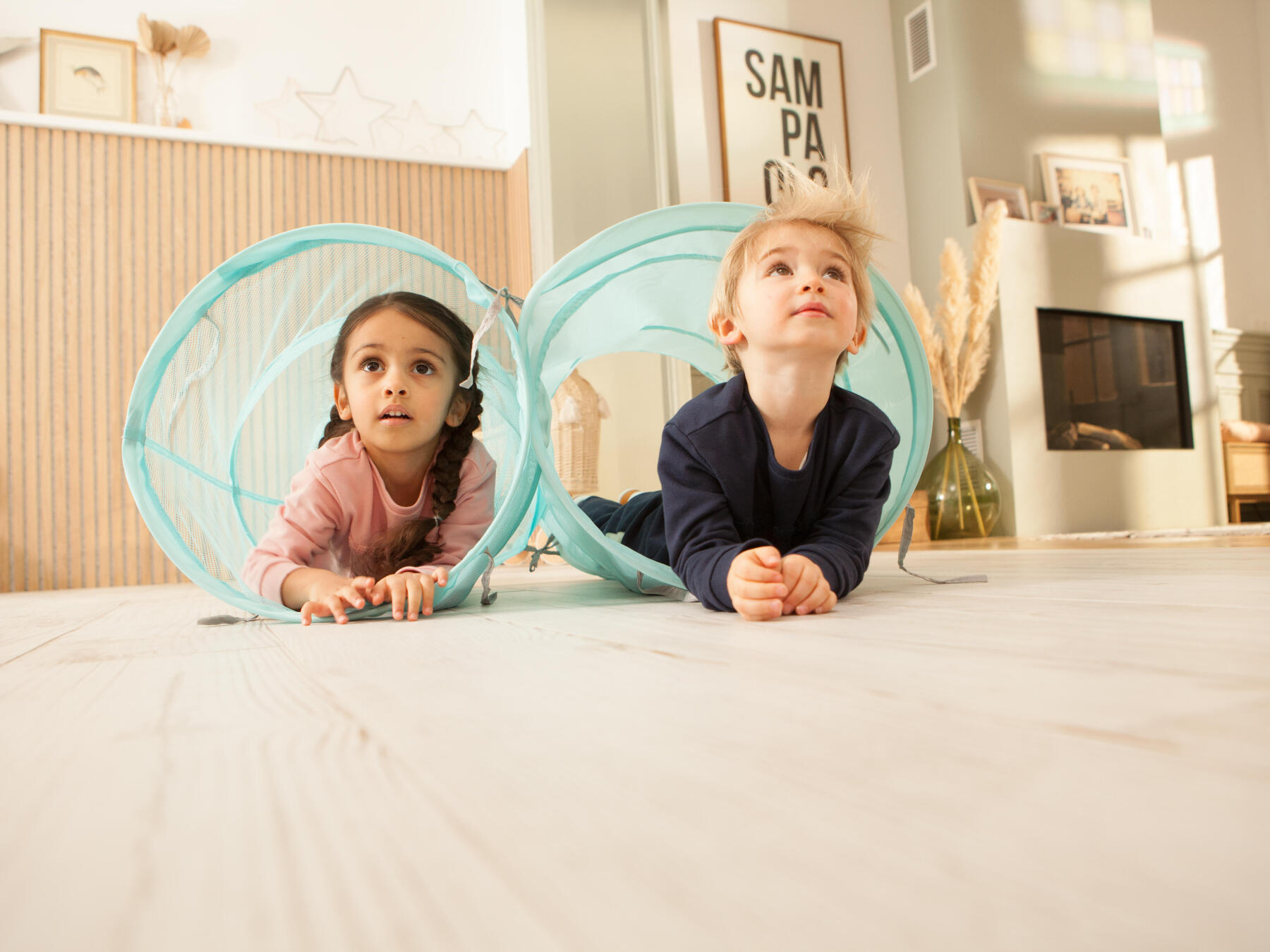 Tunnel de motricité dans lequel les enfants peuvent ramper