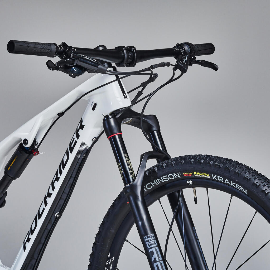 Oglekļa šķiedru kalnu velosipēds ar amortizāciju priekšā un aizmugurē “XC 900”, 29 collas, balts
