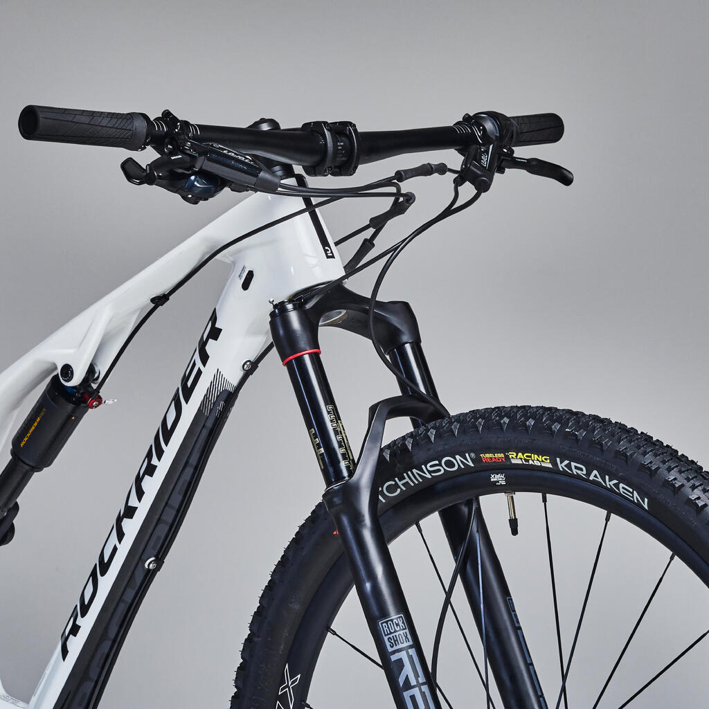 Beli brdski bicikl XC 900 S s karbonskim i aluminijumskim ramom