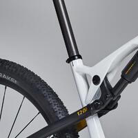 Beli brdski bicikl XC 900 S s karbonskim i aluminijumskim ramom
