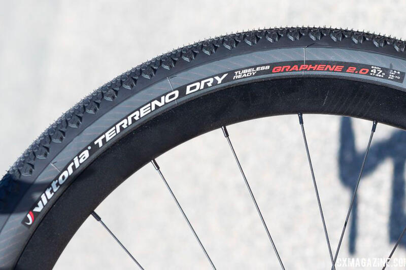 Opona rowerowa gravelowa Vittoria Terreno Dry 700X38 TNT Tubeless Ready z miękką stopką