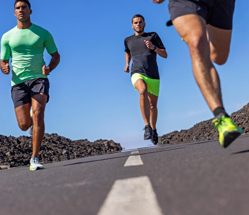 grupo de pessoas a correr no verão