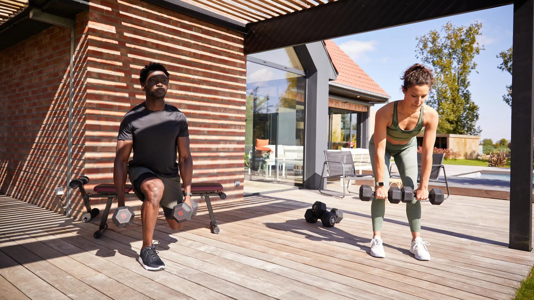 Kobieta i mężczyzna w odzieży fitness wykonujący trening z hantlami dla początkujących na tarasie