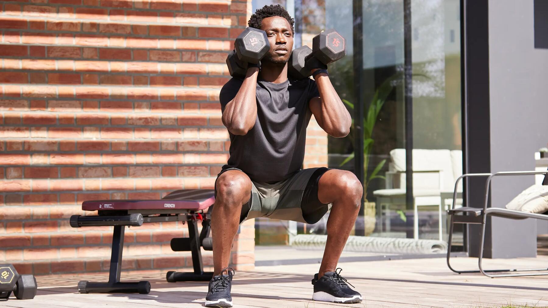 hombre haciendo front squat con pesas HEX
