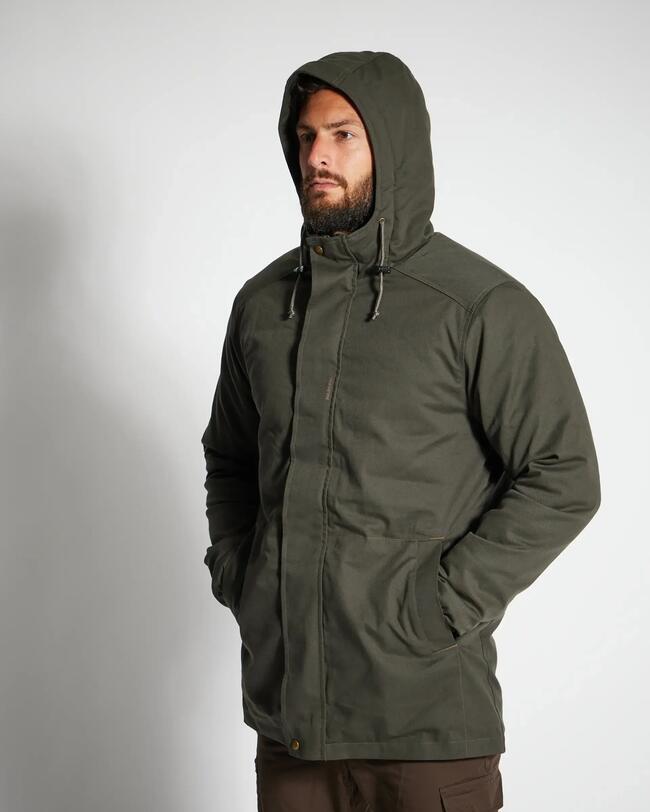 Jacke mit auf gestellter Kaputze