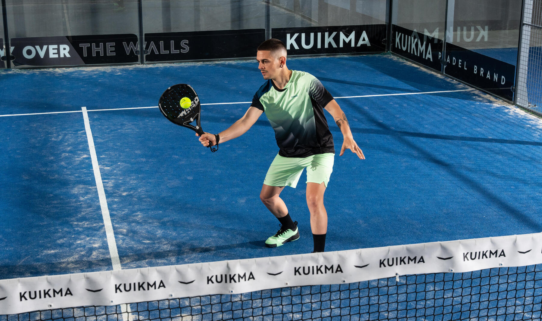 Grundläggande slag i padel: FOREHAND OCH BACKHAND