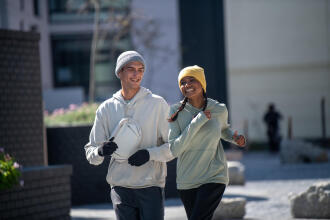 rapariga a correr com sapatilhas de corrida Jogflow