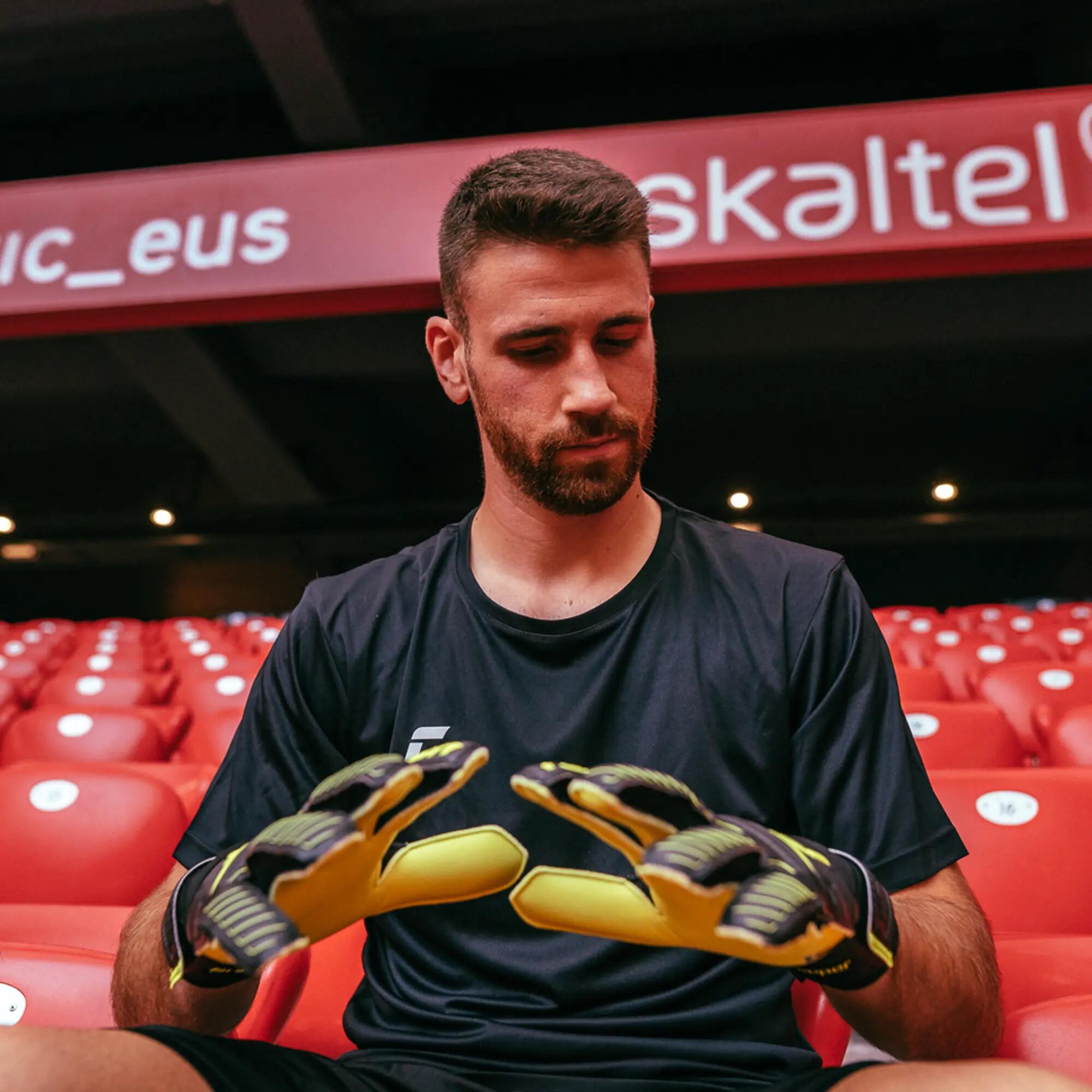 Adult Goalkeeper Glove Attrakt Evolution 9/11