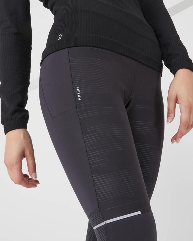 Schwarze Leggings mit feinen horizontalen Linien, kombiniert mit einem schwarzen Oberteil. Dezente Texturen und glatte Oberfläche.