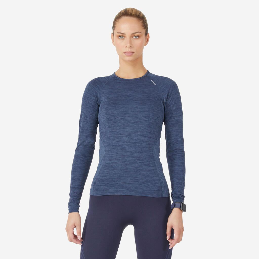 חולצת ריצה ארוכה צמודה ללא תפרים לנשים KIPRUN Run 500 - מעושן/ורוד