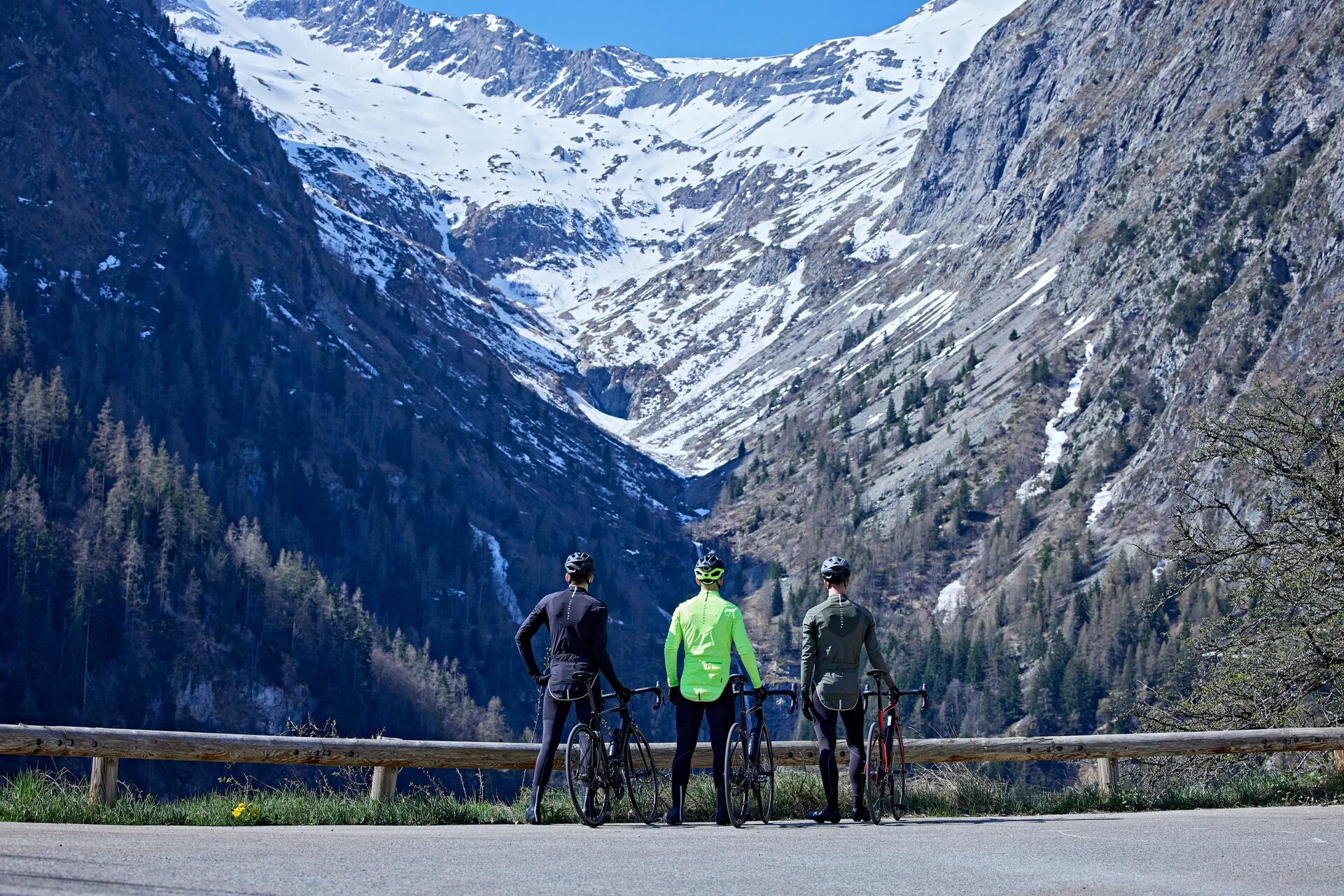 Rowerzyści podziwiający góry w zimie podczas przerwy w przejażdżce rowerami z oponami na zimę 