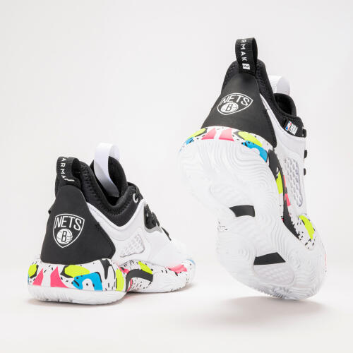 Chaussures de basketball NBA Brooklyn Nets enfant - SE900 MINI ME blanches