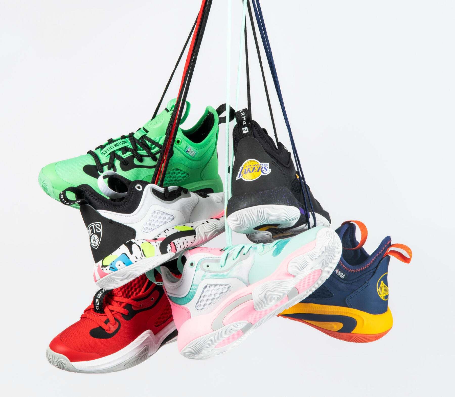 varios modelos de calçado de basquetebol unidos 