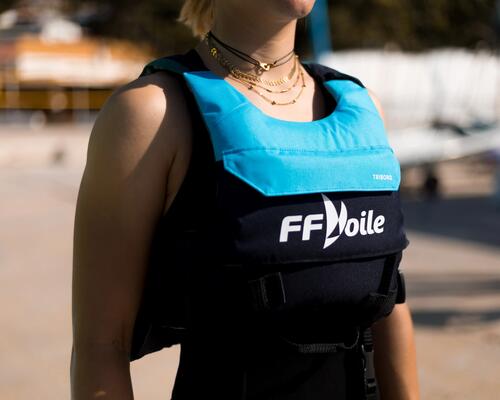 photos d'un BA 50 bleu floqué "FFV voile"