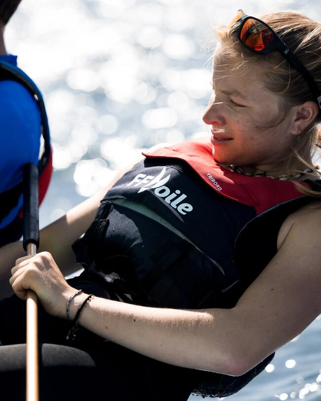 Mujeres navegantes al timón en vela ligera.