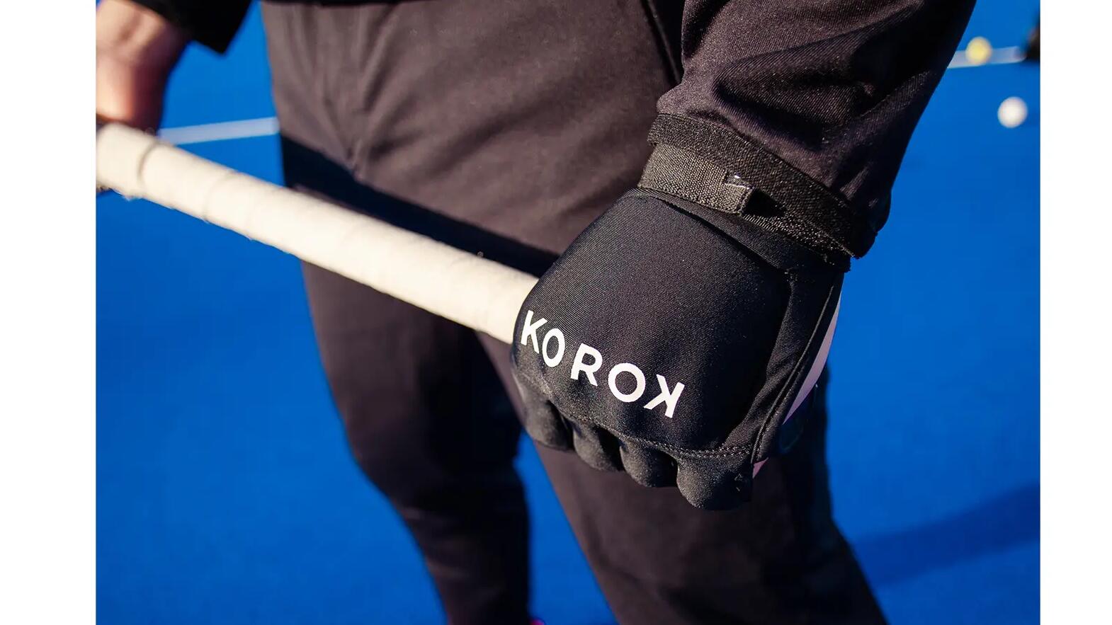 Een hockeyspeler met een hockeyhandschoen aan de linkerhand