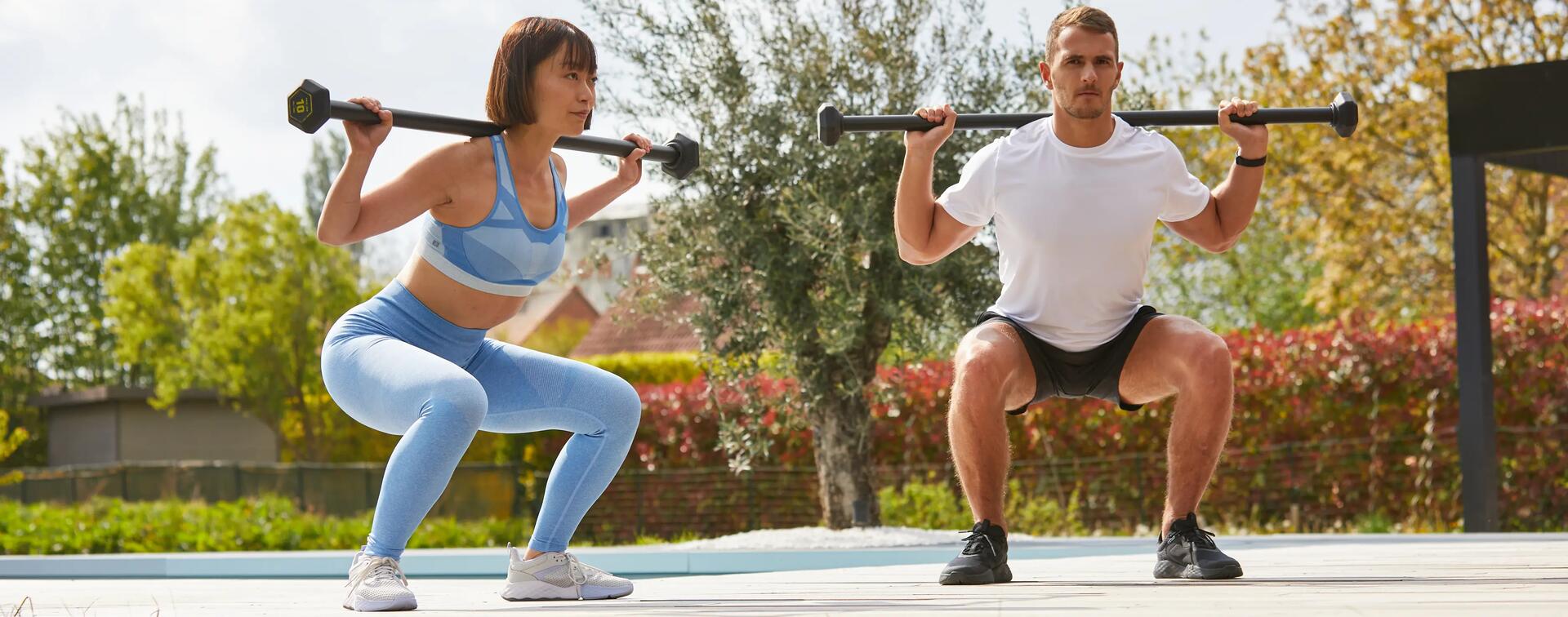 hombre y mujer haciendo ejercicio back squat