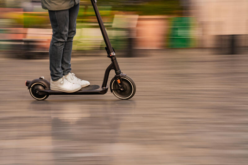 Ograniczenie prędkości w hulajnogi elektrycznej a bezpieczeństwo