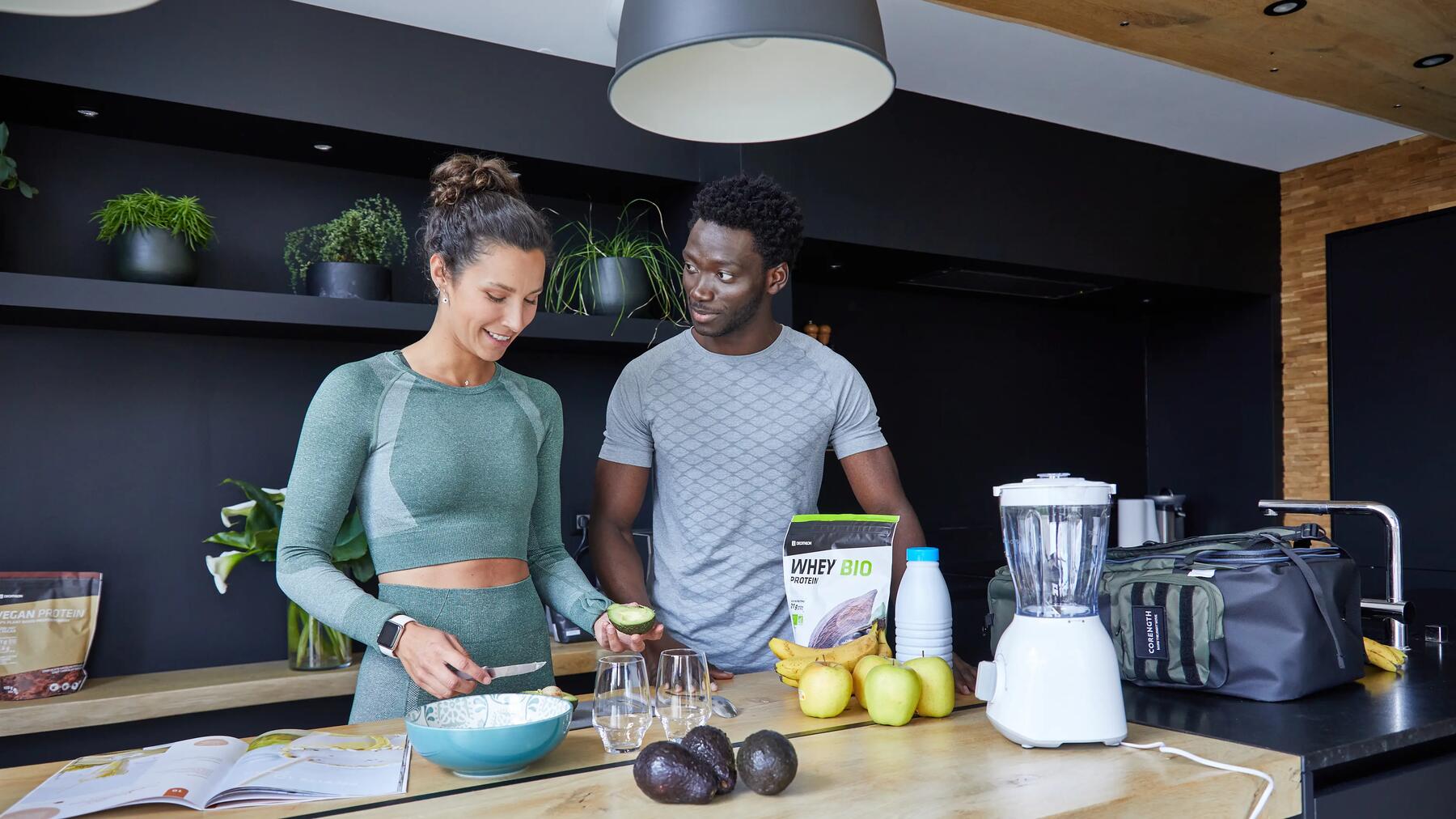 Koppel in keuken maakt eiwitsmoothie