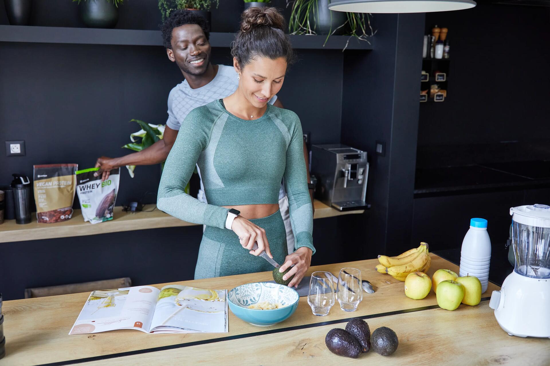 Mężczyzna i kobieta przygotowujący w kuchni zdrowy posiłek według diety na stawy