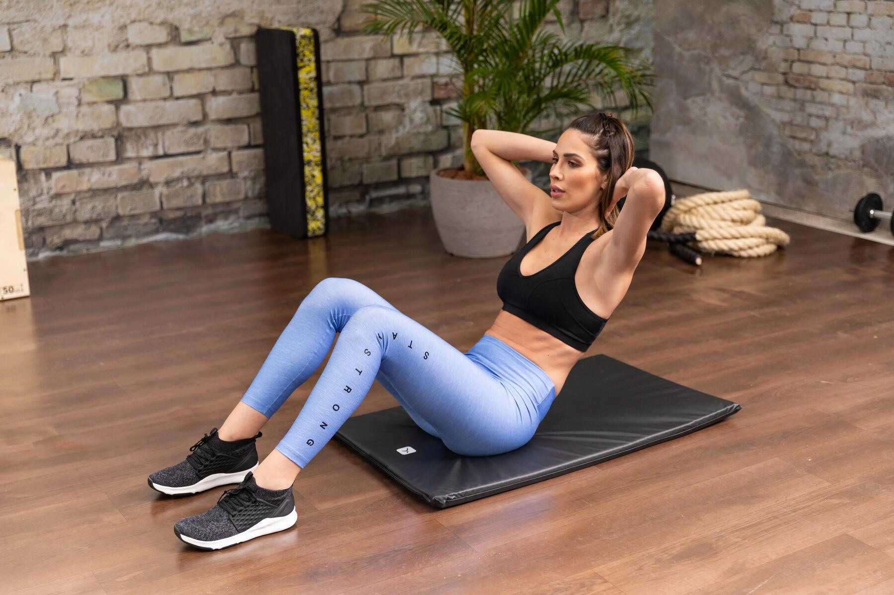 mujer haciendo curl abdominal