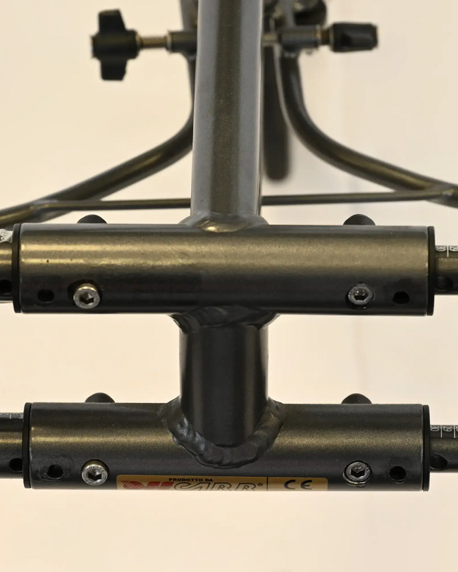 ATHLETICS WHEELCHAIR, verstellbar, schwarz, Metallstruktur, glatte Textur, robuste Form, industrielle Ästhetik.