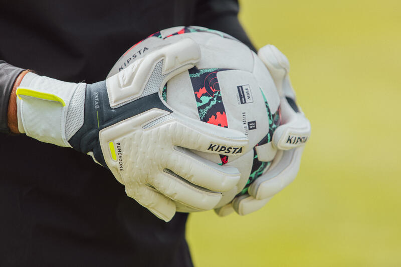 Gants de gardien de foot : comment bien les choisir ?