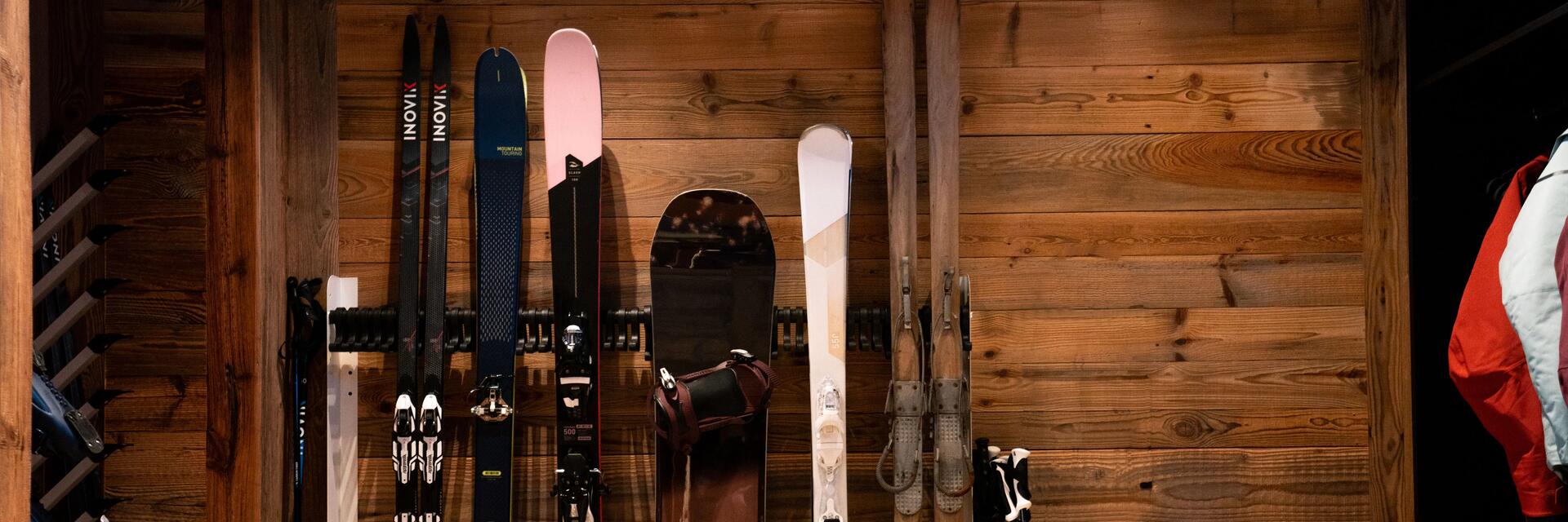 Ski's en snowboard tegen de muur