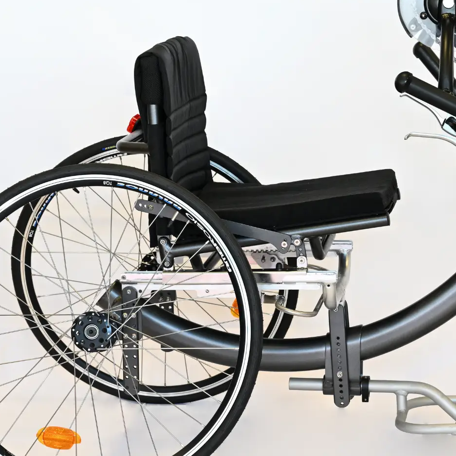 Como instalar a correia de fixação pélvica na bicicleta handbike?