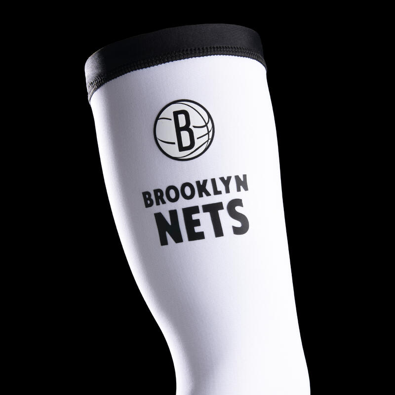 Basketbalový chránič lokte E500 NBA Brooklyn Nets bílý