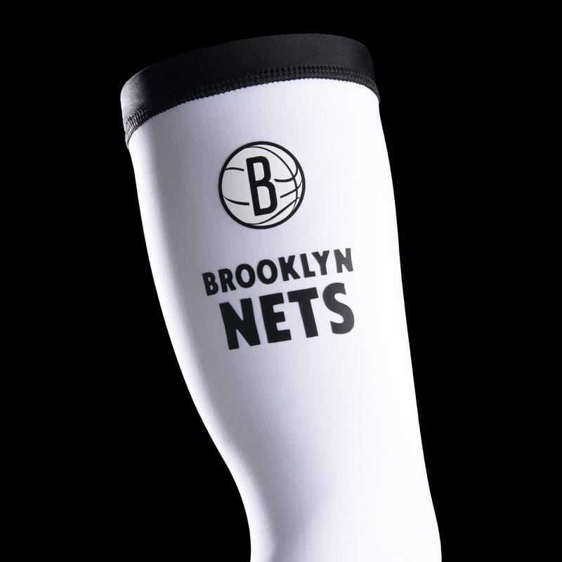 Felnőtt könyökvédő kosárlabdázáshoz E500 NBA Brooklyn Nets, fehér 