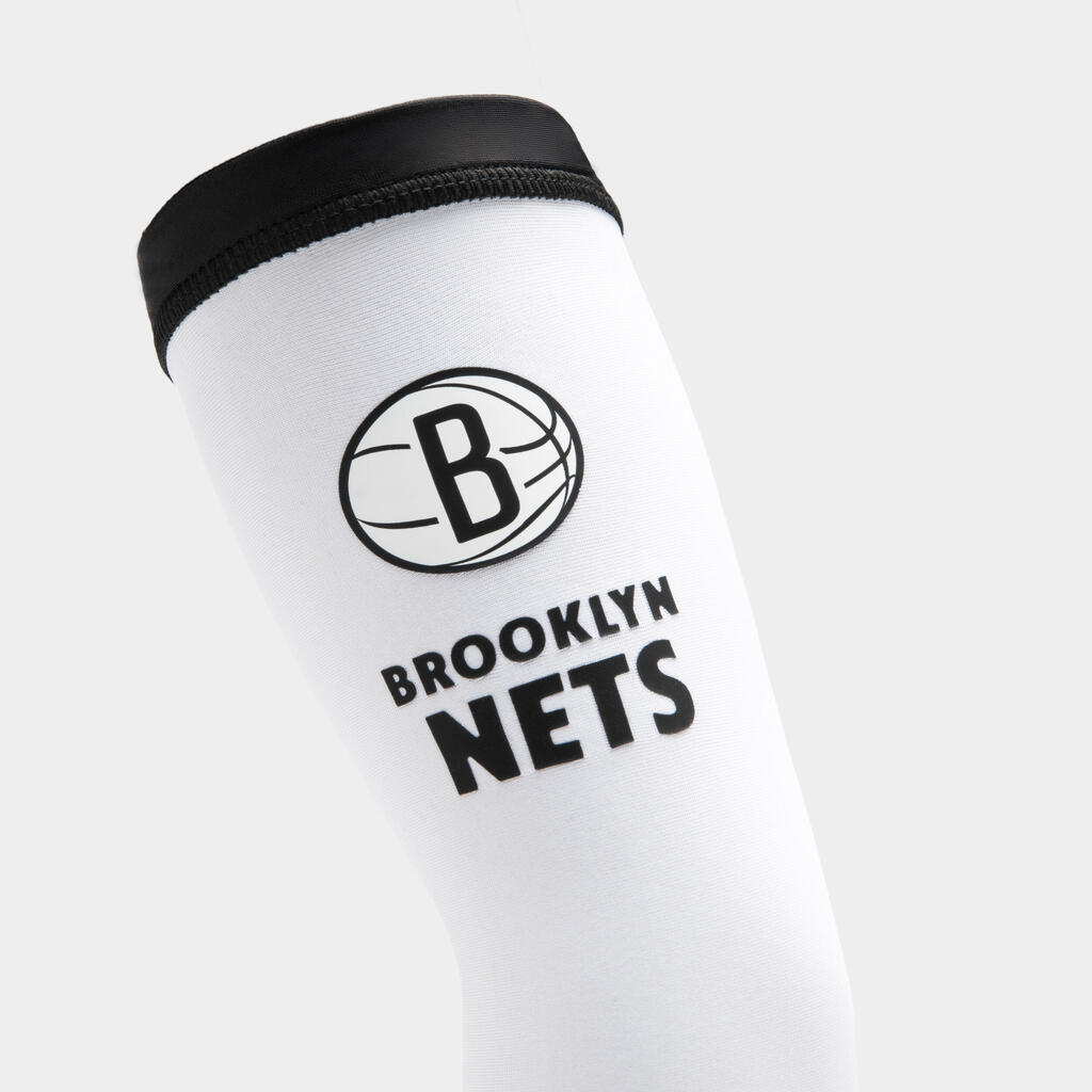 ДЕТСКИ НАЛАКЪТНИК ЗА БАСКЕТБОЛ E500 NBA BROOKLYN NETS, БЯЛ