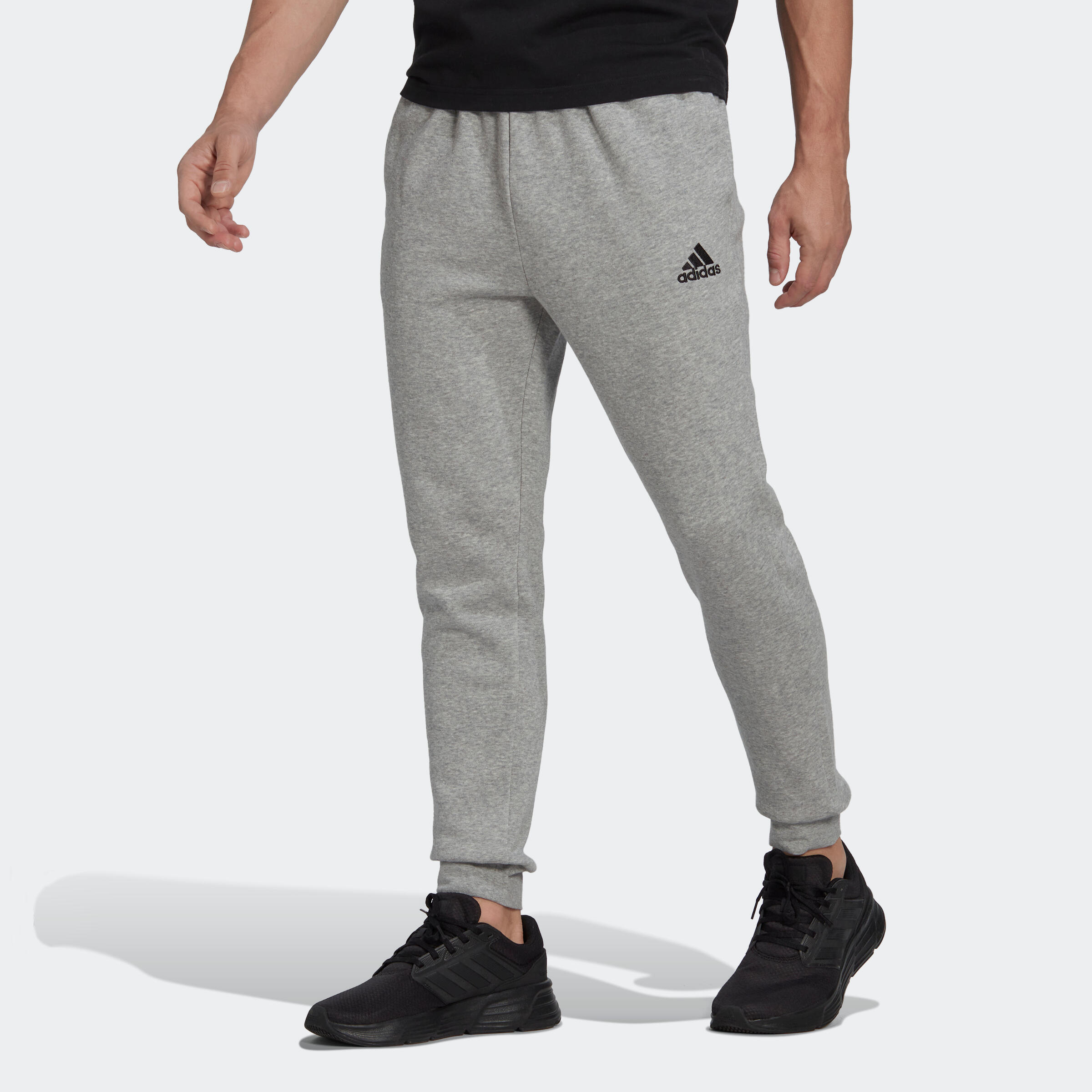 Promo Pantalon de jogging homme adidas gris chez Decathlon